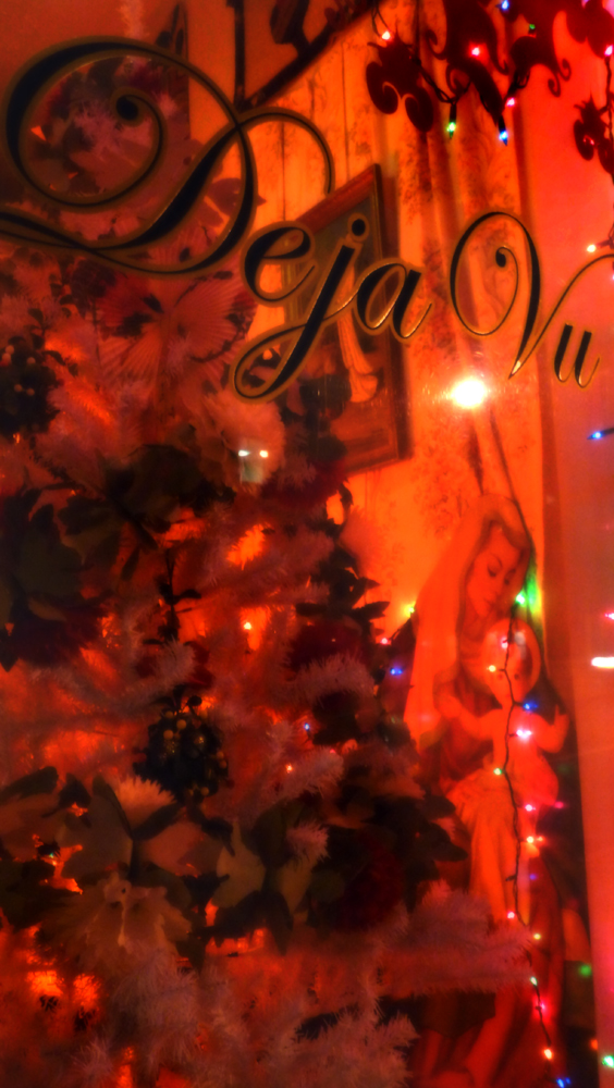 Deja Vu ... IMHO, this shop always has THE most sublimely gorgeous window displays (all year 'round)