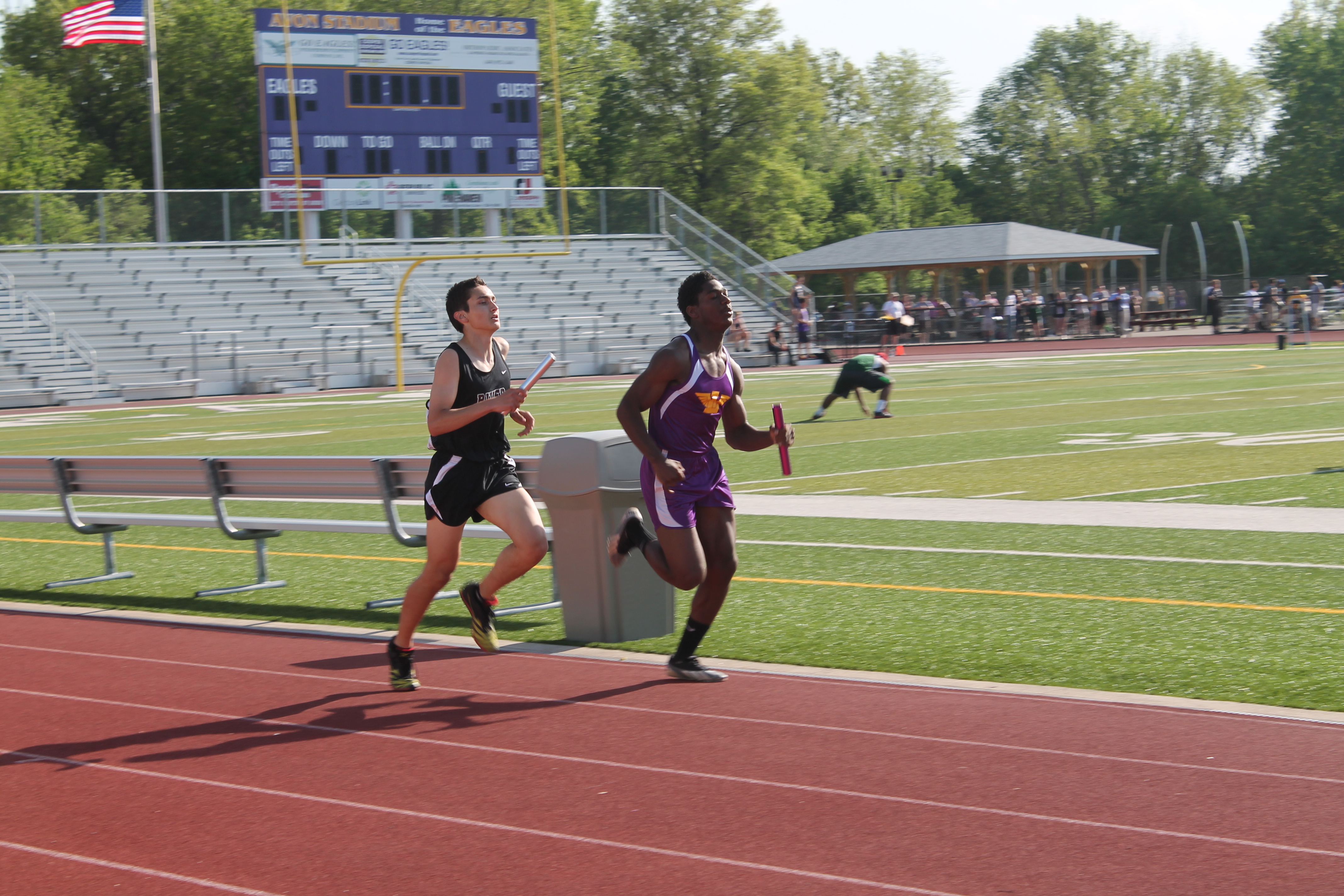 Michael Johnson anchors the 4x8000m relay