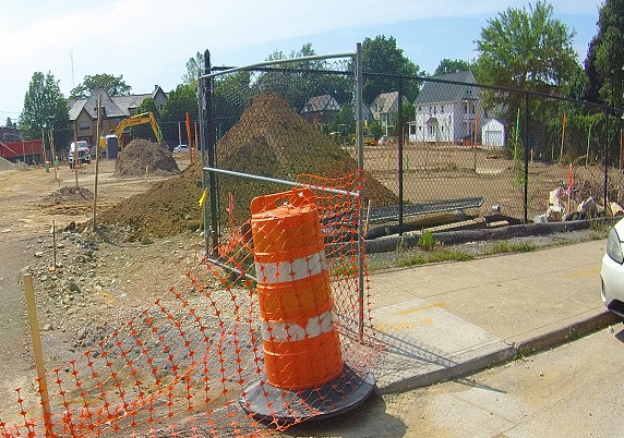 Fry side of ROckport Sqaure sidewalk closed.jpg